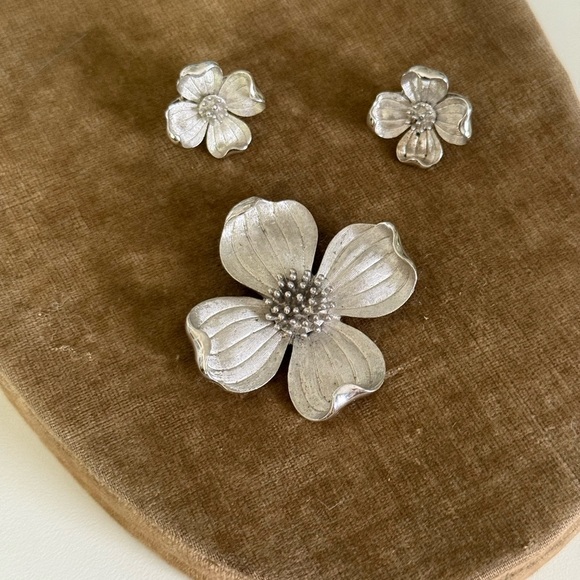 Vintage Crown Trifari Dogwood Set Signed Brushed Silver Tone Brooch Earrings - Picture 7 of 7